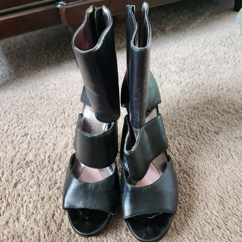 Open toe triangle heel sandals gently used